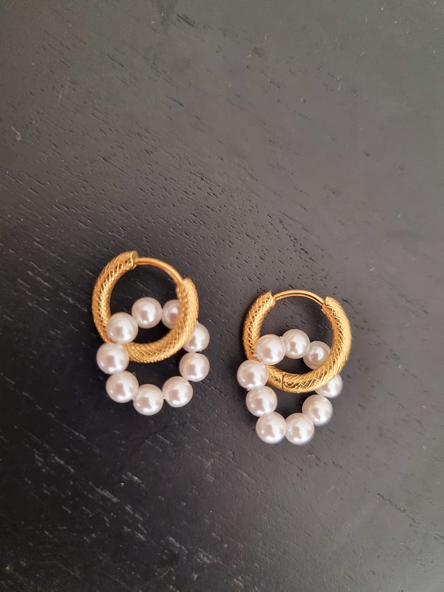 Brincos Gold & Pearl Hoops